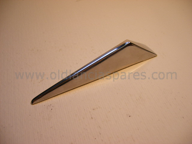 82240077 - Front bonnet moulding