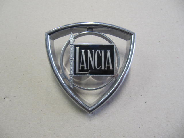 82304461 - plastic front badge