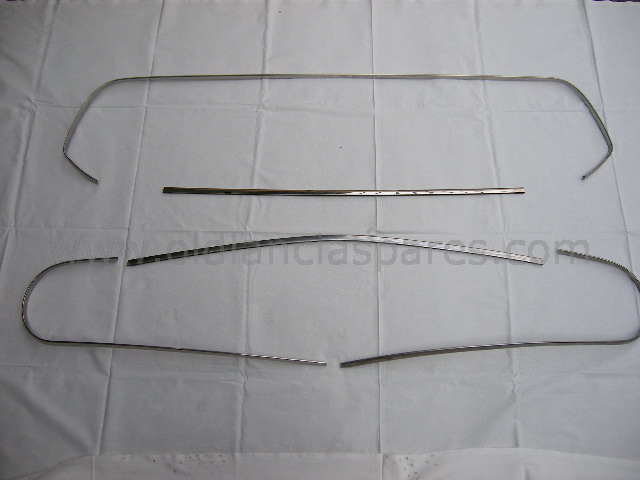 82248686 - Rear moulding