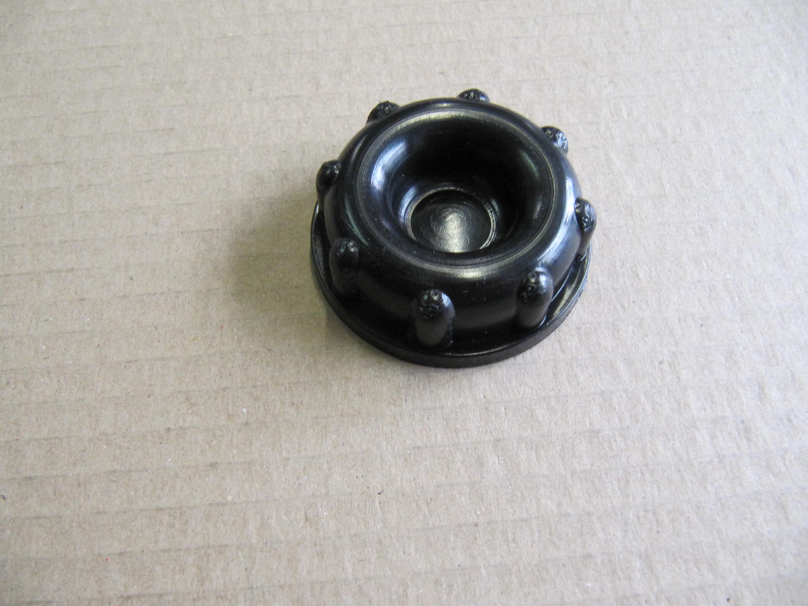 82205890 - OIL FILLER CAP