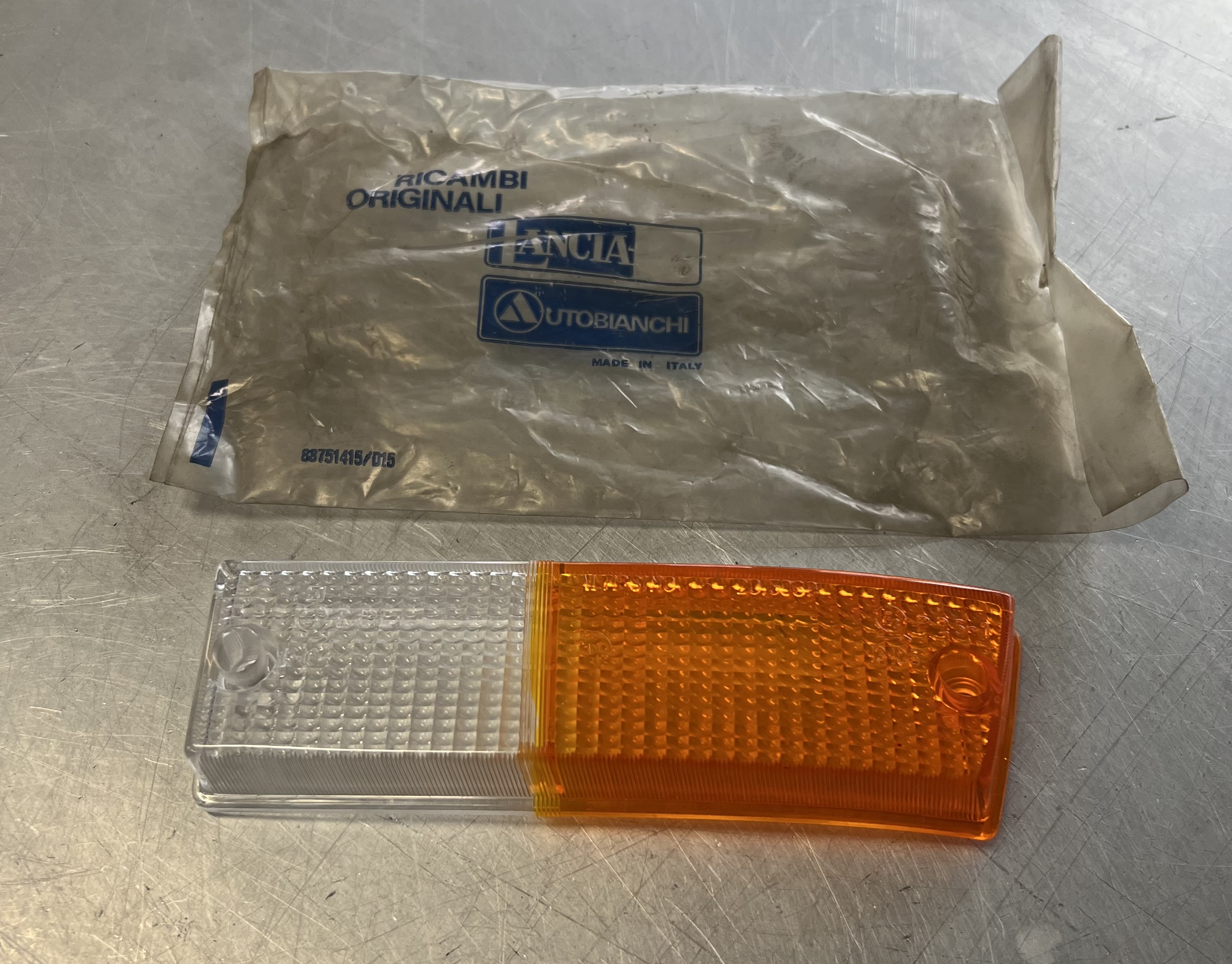 Plastica fanalino freccia anteriore sinitro Lancia Beta Montecarlo